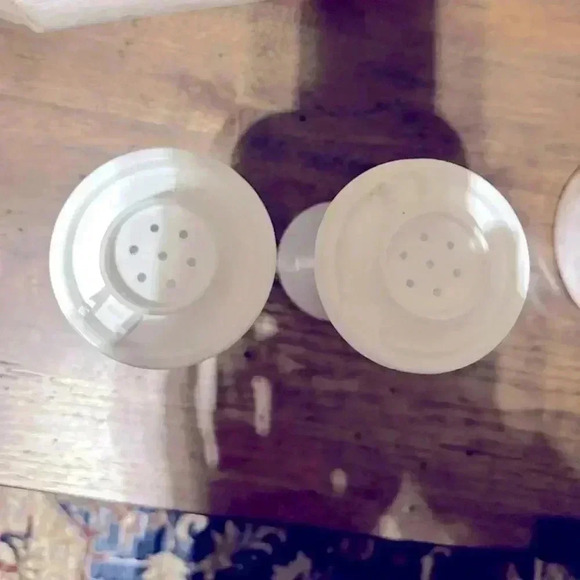 Tupperware Clear Hourglass Salt & Pepper Plastic Shakers 2pc - Picture 4 of 4